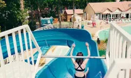 Glisser à l'espace aquatique au camping Siblu Les Pierres Couchées