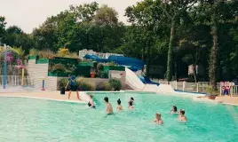 L'espace aquatique avec l'aquagym au camping Les Pierres Couchées 